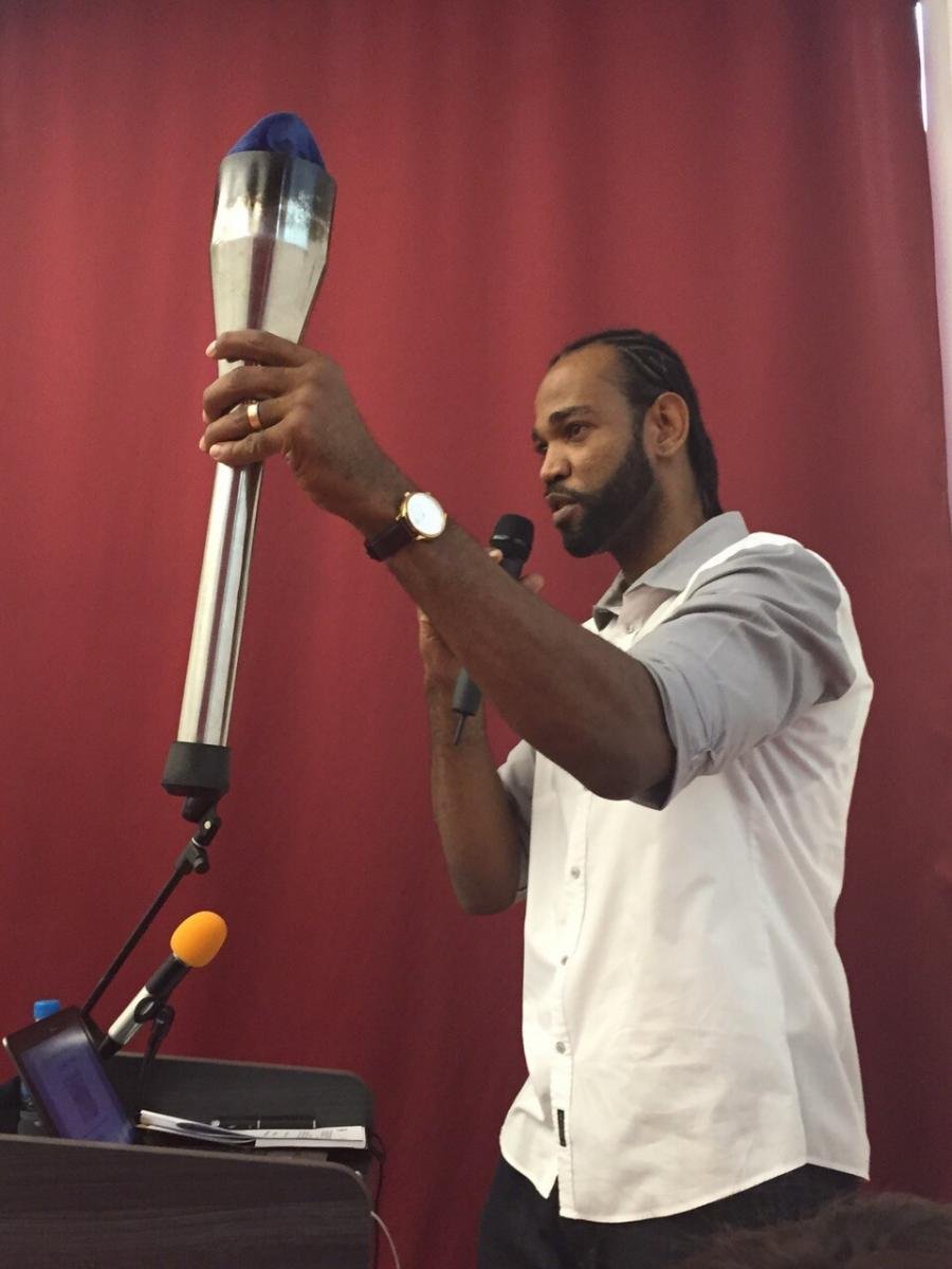 Kikas a mostrar a Tocha Olímpica e a explicar o seu valor e significado