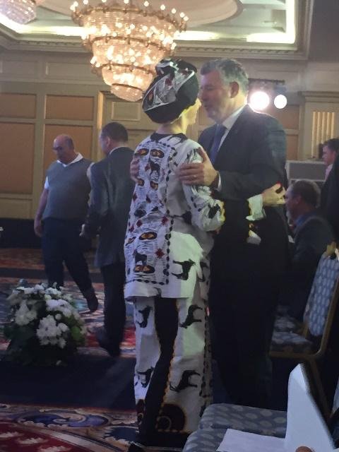 Presidente WOA Joel Bouzou Saldando a Presidente Nadia Cruz