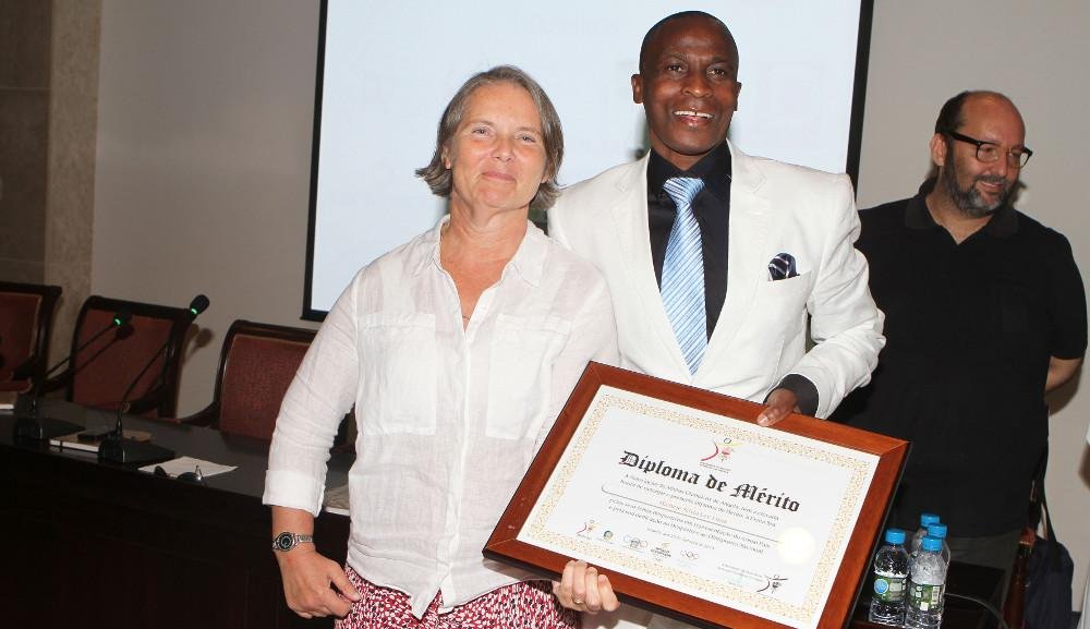 AAOA AG e Palestra Homenagem 1u00AA Mulher Angolana Olu00EDmpica  Nadadora Michelle Pessoa Lima Moscovo 1980 Entrega Corredor Olu00EDmpico Jou00E3o  Ntyamba