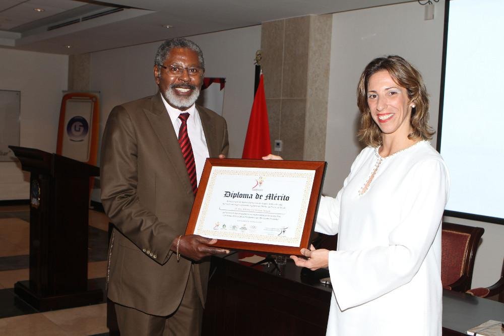 AAOA AG e Palestra Homenagem Dr Ruy Mingas, Fundador das  FNacionais e Ex SE Recreacao Educacao Fisica e Desporto Entrega Presidente  AAOA Nadia Cruz