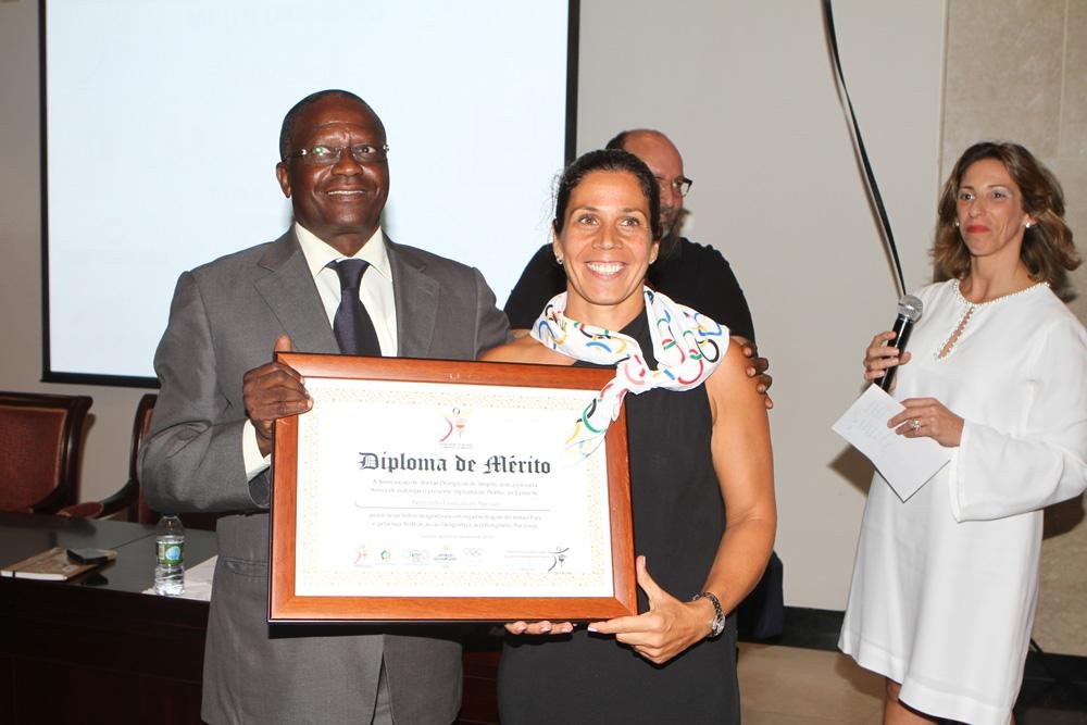 Homenageia Atleta Olimpico Edicao Jogos Olimpicos Moscovo 1984, Premio Entregue pela Vogal da Direcao Elsa Freire