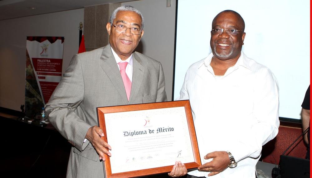 Homenageia Dr Jose Sardinha de Castro,  Premio Entregue pela Vice Presidente do COA Mario Rosa