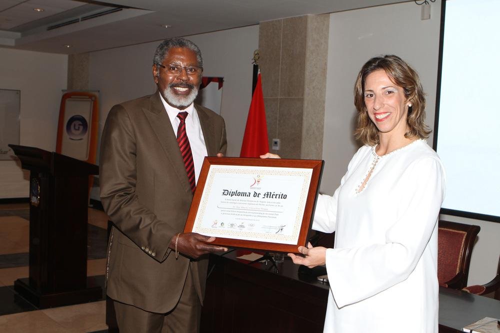 Homenageia Dr Ruy Mingas,  Premio Entregue pela Presidente Nadia Cruz