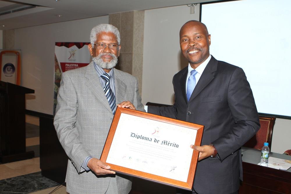 Homenageia Eng. Germano Araujo,  Premio Entregue Sr. Secretario de Estado Dr. Albino da Conceicao