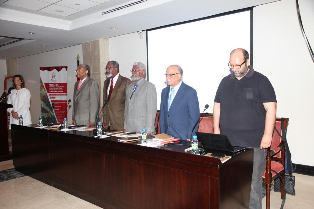 Oscultacao do Hino Nacional e Hino Olimpico