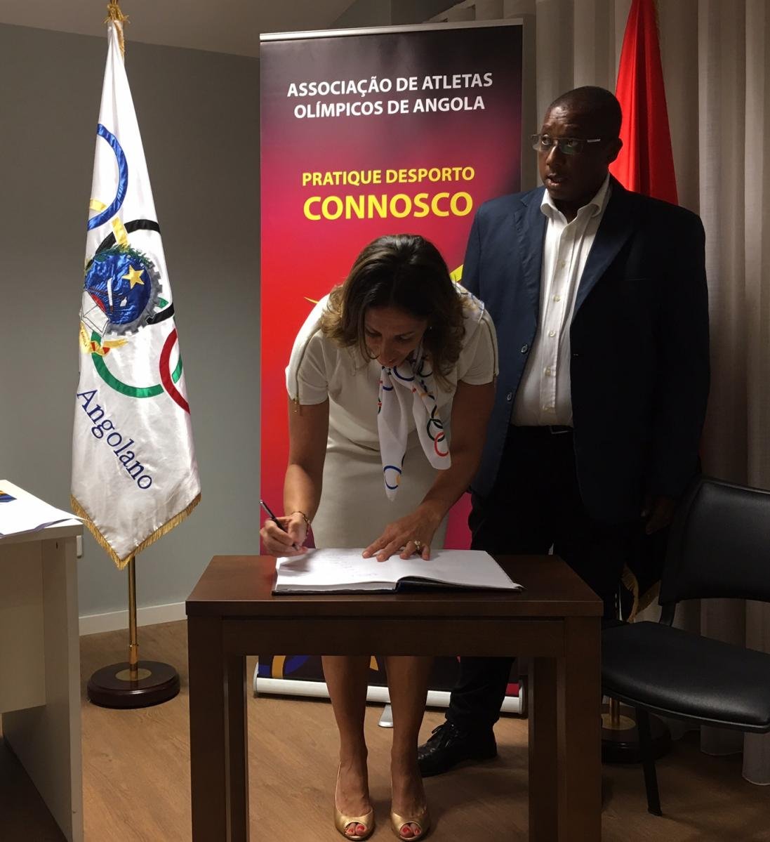 Presidente Nadia Cruz assinar o Livro de Posse