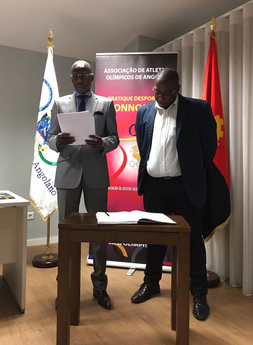 Vogal de Direcção João Ntyamba a ler o compromisso de Honra