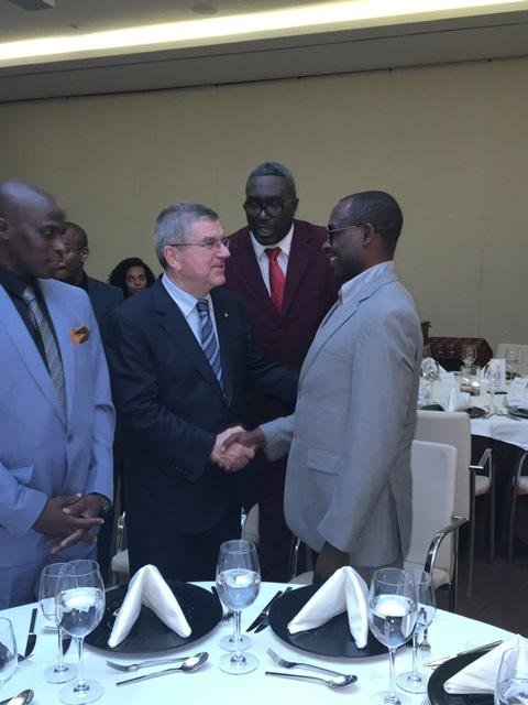 IOC Presidente e Olimpico Corredor Joao Ntyamba