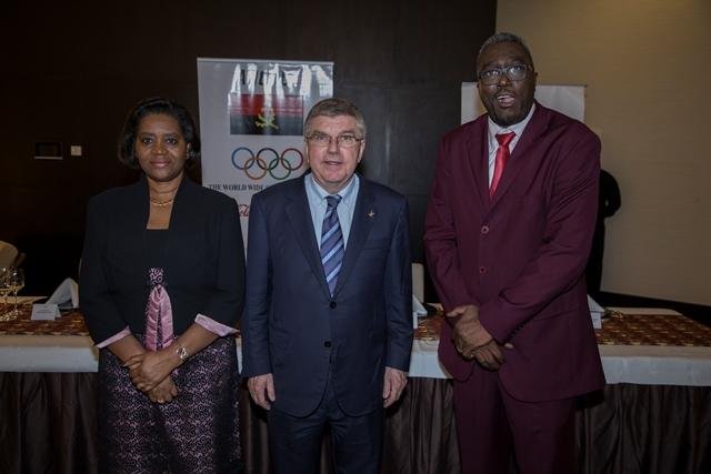 IOC Presidente Thomas Bach com SE Ana Paula Sacramento e Presidente do COA Gustavo Dias da Conceição