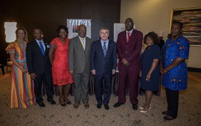 IOC Presidente Thomas Bach com Comissão Executiva do COA