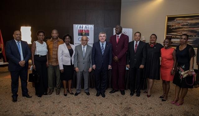 IOC Presidente Thomas Bach com Membros do COA