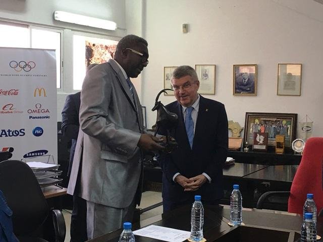 Presidente Gustavo da Conceicao ofertar o Presidente Mundial Thomas Bach