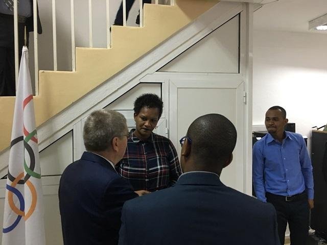 Presidente Mundial Thomas Bach a confaternizar com os colaboradores do COA