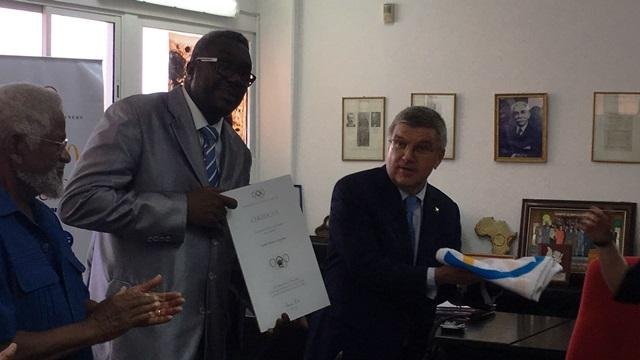 Presidente Mundial Thomas Bach a ofertar o Presidente do COA Gustavo da Conceicao