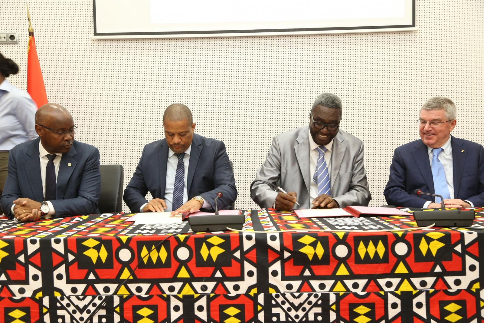 IOC Presidente e Ministro da Juventude e Desportos Testemunham Acordo entre COA e MJD