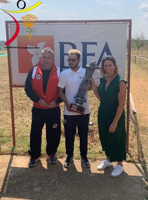 A Presidente da AAOA Nadia Cruz fez a entrega da Taça cedida pelo Olímpico Paulo Silva Os Olímpicos Paulo França Morais,