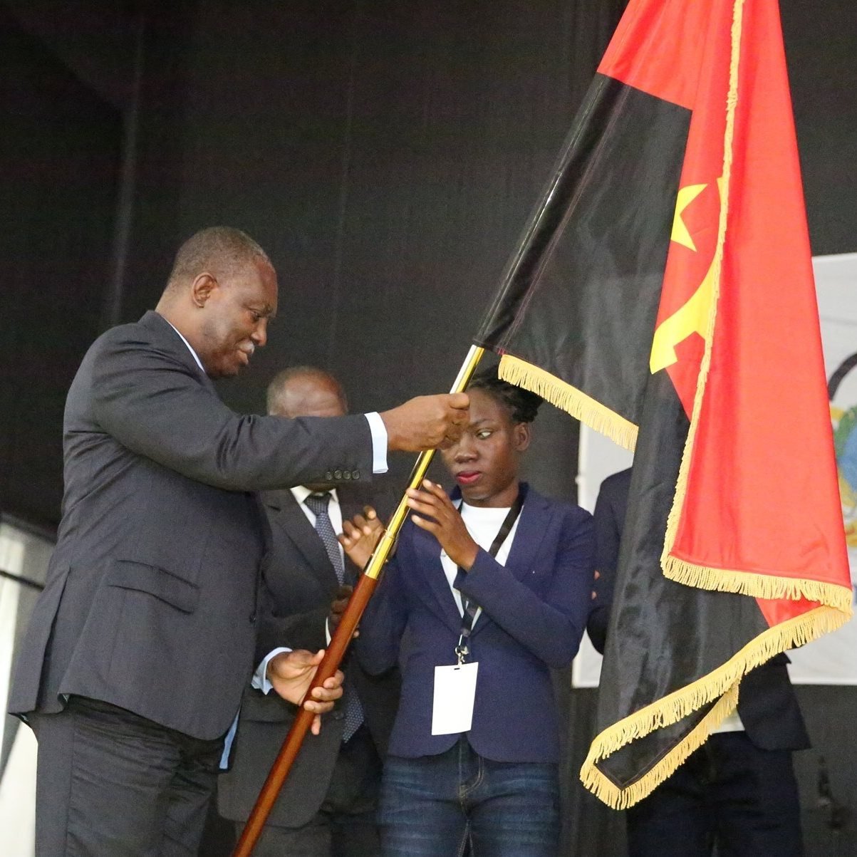Passagem de Honra da Bandeira do VP Eng Manuel Vicente a Atleta Esperança Gicasso