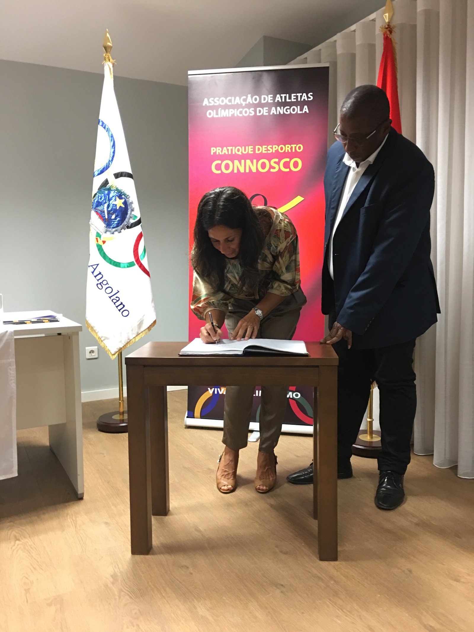 Secretária de Direcção Elsa Freire assinar o Livro de Acta de Posse