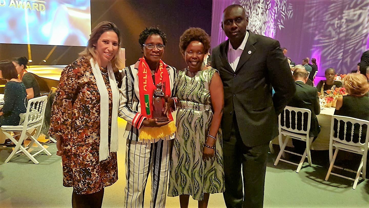 Os representantes Africanos com a Vencedora do Continente Africano