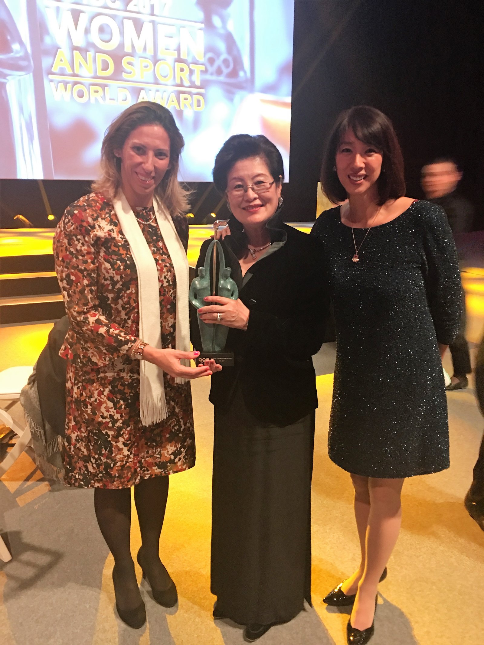 Nadia Cruz com a Sua Colega do WOA e a Treinadora Vencedora do Japao